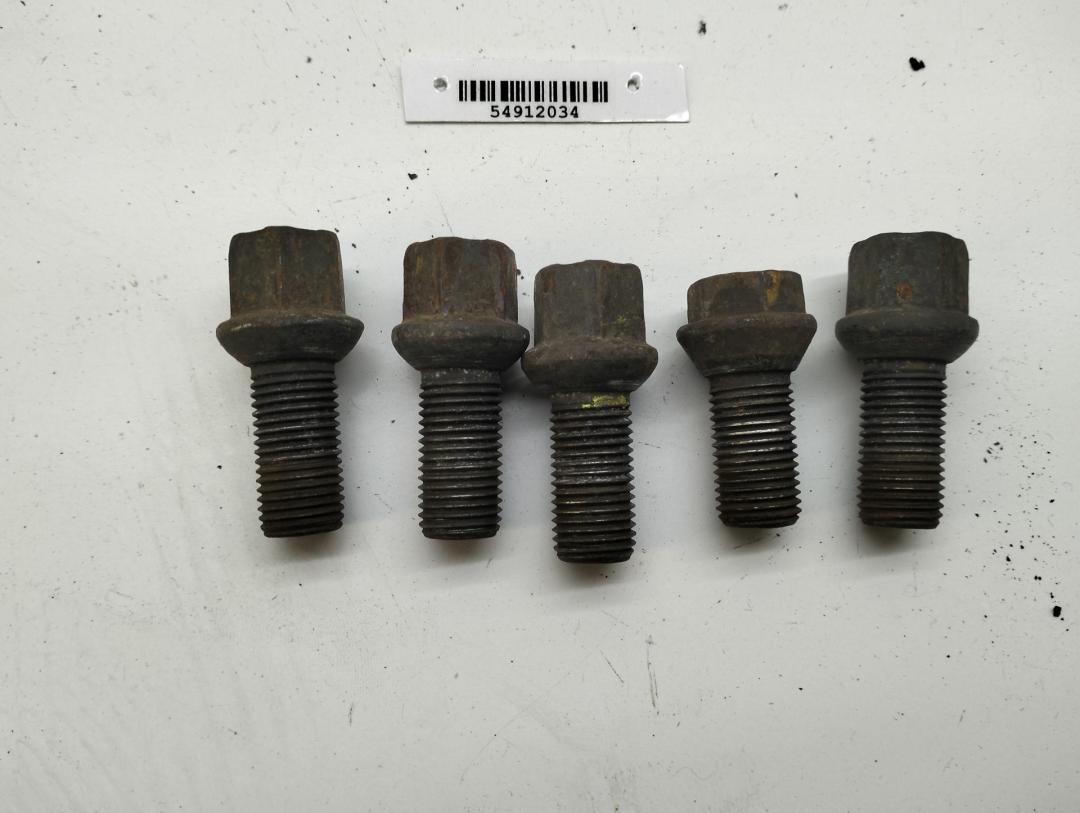 болт колесный Volkswagen Passat B5+ (GP) 2003, 1.6 л., бензин, МКПП, белый, универсал, 8D0601139D