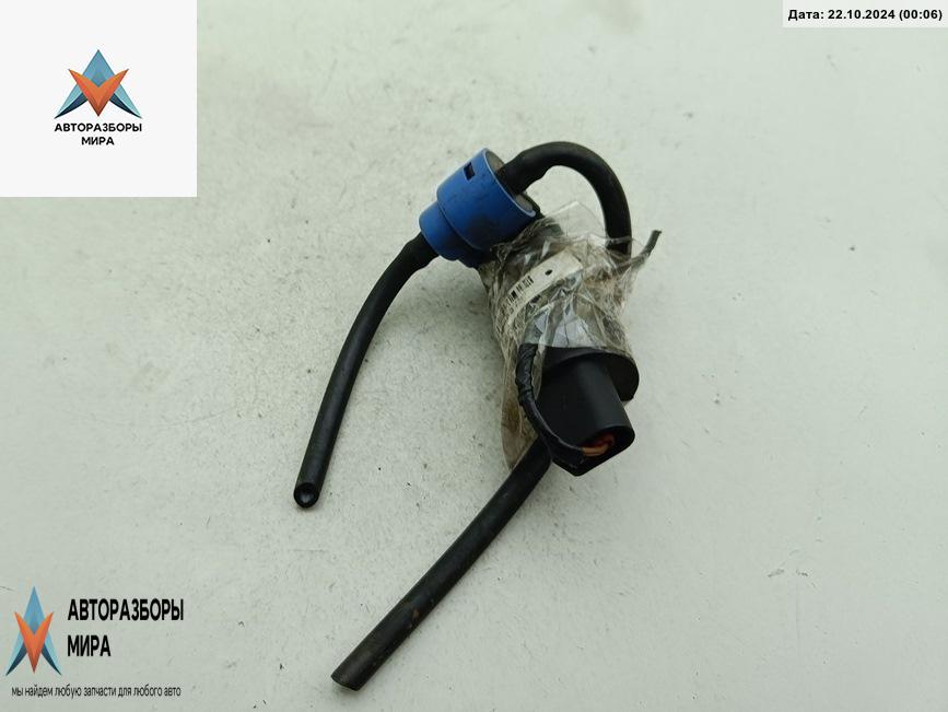 насос (моторчик) омывателя стекла Volkswagen Passat B4 1996, зелёный, универсал - фото №1