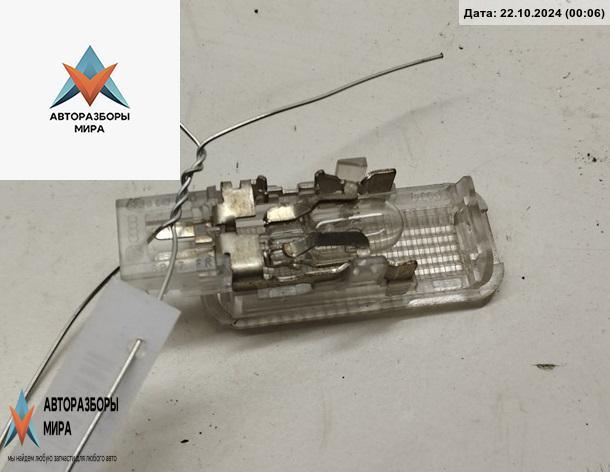 фонарь салона (плафон) Audi A6 4B/C5 2000, 2.5 л., дизель, АКПП, серый, седан, 4B0947415 - фото №1