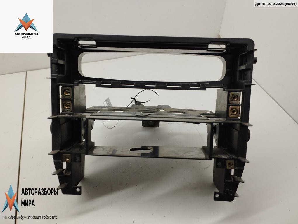 рамка под магнитолу Audi 100 4A/C4 1992, 2.8 л., бензин, МКПП, зелёный, седан, 4A0857007A - фото №1