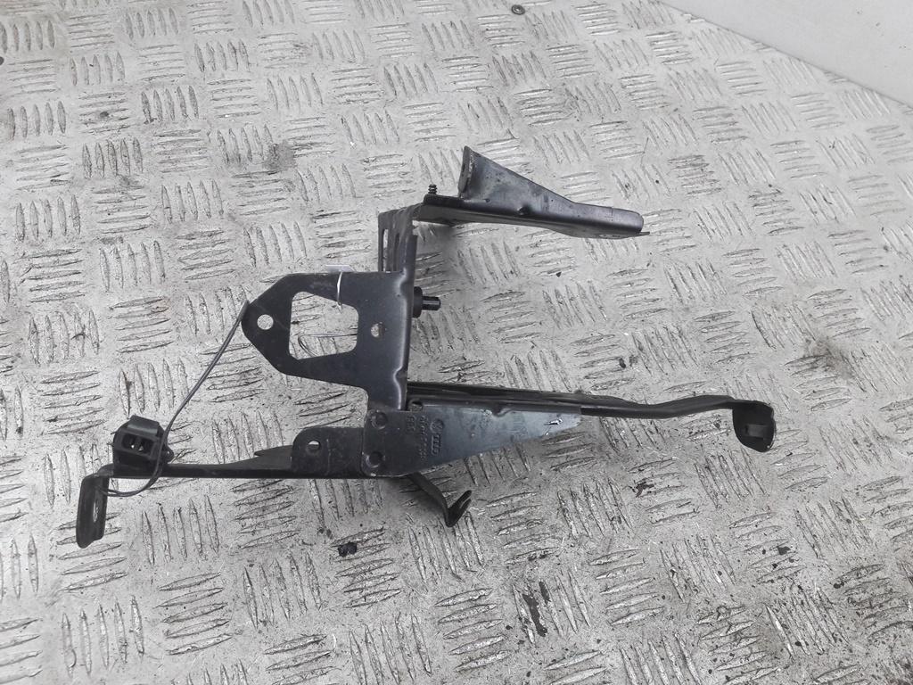 кронштейн (крепление) Volkswagen Passat B5 1999, 1.8 л., бензин, МКПП, серый, универсал, 8E0614119 - фото №1