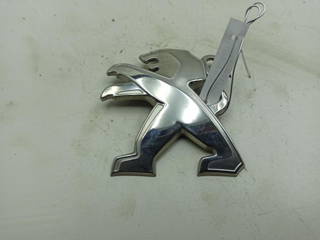 эмблема Peugeot 2008 1 поколение 2015, 1.2 л., бензин, МКПП, чёрный, внедорожник 5 дв. - фото №1