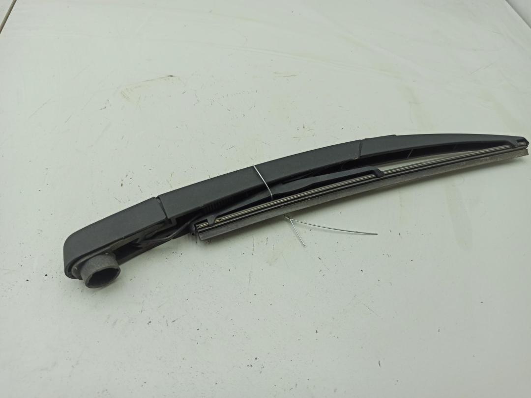 Щеткодержатель (поводок стеклоочистителя) задний Peugeot 2008 2015, 1.2 л., бензин, МКПП, чёрный, внедорожник 5 дв.