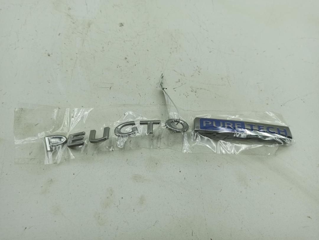 эмблема Peugeot 2008 2015, 1.2 л., бензин, МКПП, чёрный, внедорожник 5 дв.