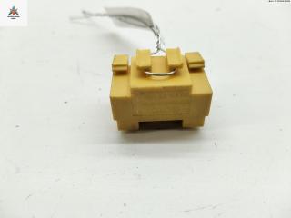 короб предохранителей Volkswagen Passat B4 1996, 1.6 л., бензин, МКПП, зелёный, универсал, 357937517C