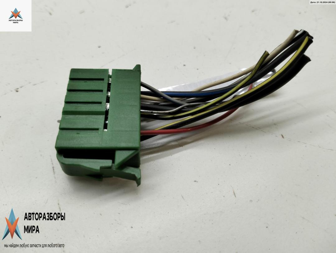 разъем (фишка) проводки Volkswagen Passat B4 1996, 1.6 л., бензин, МКПП, зелёный, универсал, 357971971B - фото №1