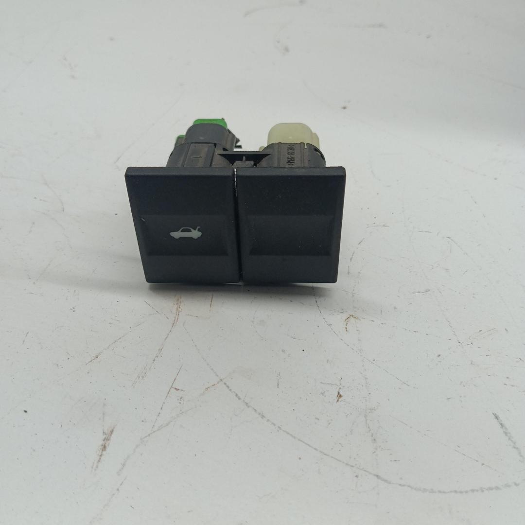 кнопка открытия багажника Ford Mondeo 3 поколение 2002, 2.0 л., бензин, МКПП, серый, универсал, 1S7T19B514AA - фото №1
