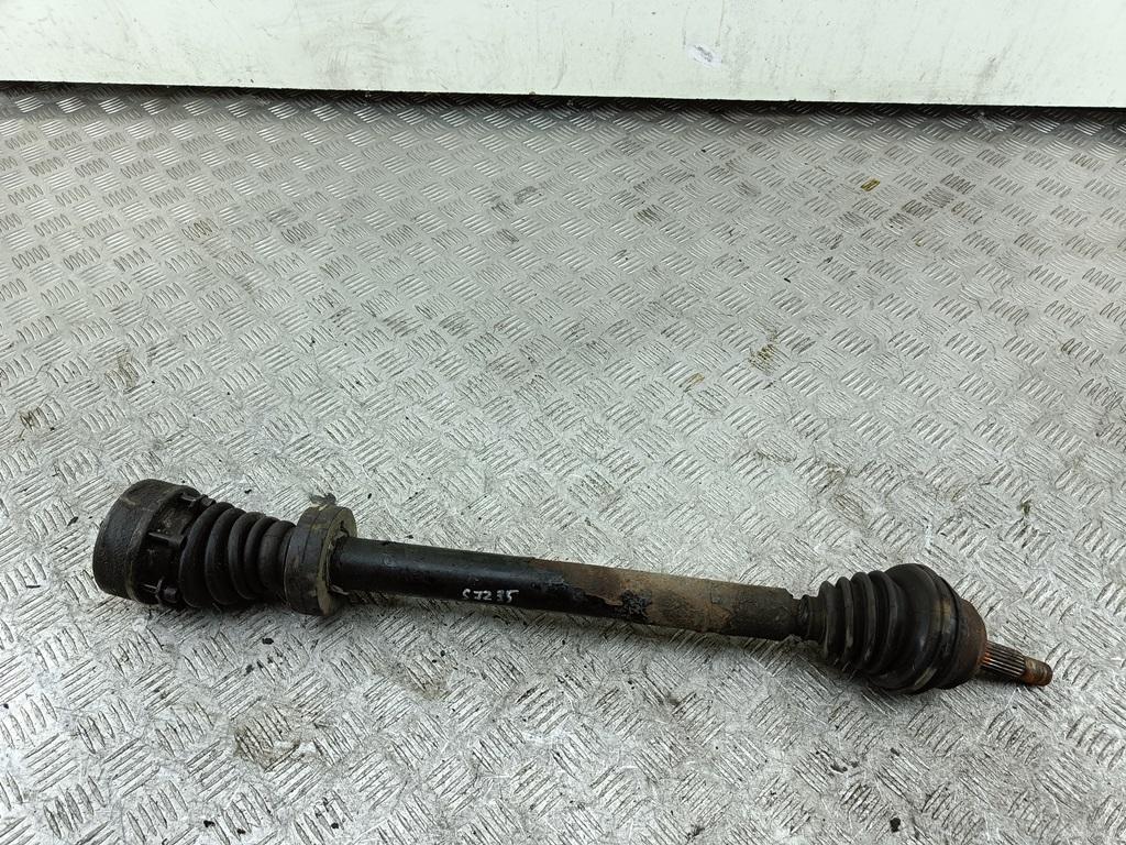 полуось передняя правая (приводной вал, ШРУС) Volkswagen Passat B4 1996, 1.6 л., бензин, МКПП, зелёный, универсал, 357407272A