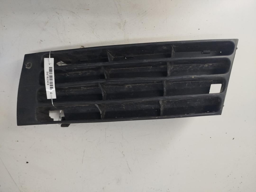заглушка (решетка) в бампер Audi A4 B5 2000, 1.6 л., бензин, МКПП, красный, универсал, 8D0807345AB