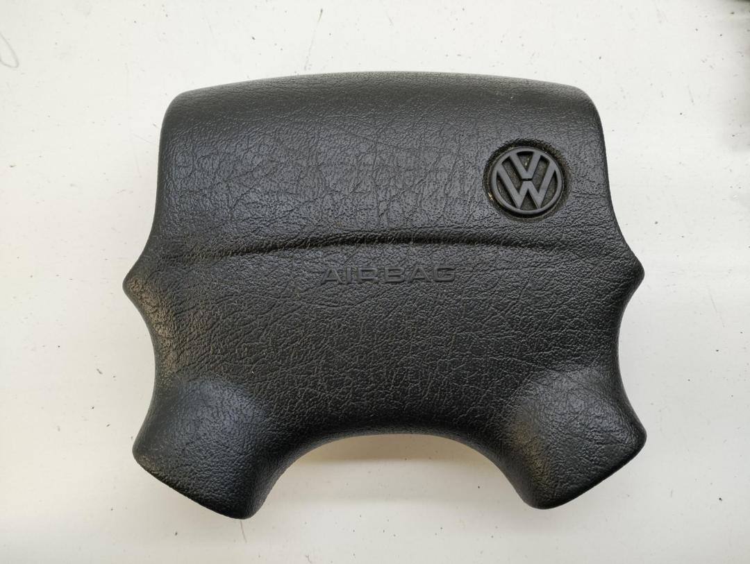 подушка безопасности водителя Volkswagen Golf-3 1995, 1.8 л., бензин, МКПП, красный, хетчбэк 5 дв., 3A0880201B