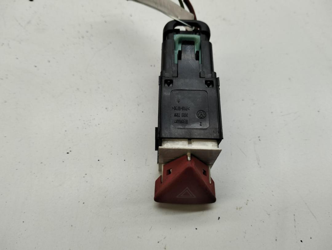 кнопка аварийной сигнализации Volkswagen Passat B6 2006, 2.0 л., дизель, МКПП, чёрный, универсал, 3C0953509 - фото №1