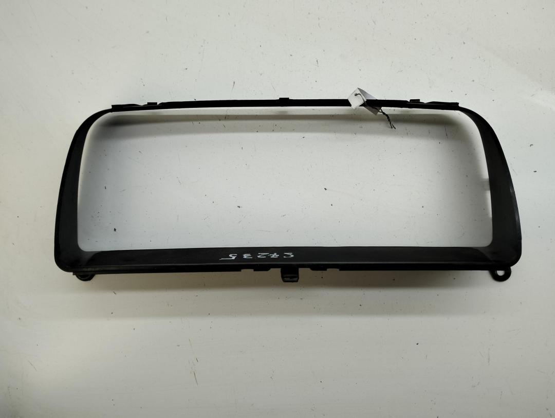 Рамка (обрамление) щитка приборов Volkswagen Passat B4 1996, 1.6 л., бензин, МКПП, зелёный, универсал, 3A1857061B