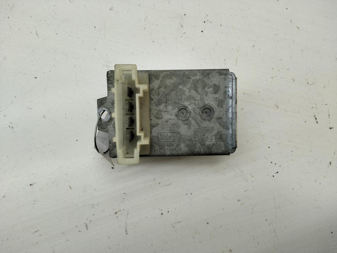 сопротивление печки Volkswagen Passat B4 1996, 1.6 л., бензин, МКПП, зелёный, универсал, 701959263A
