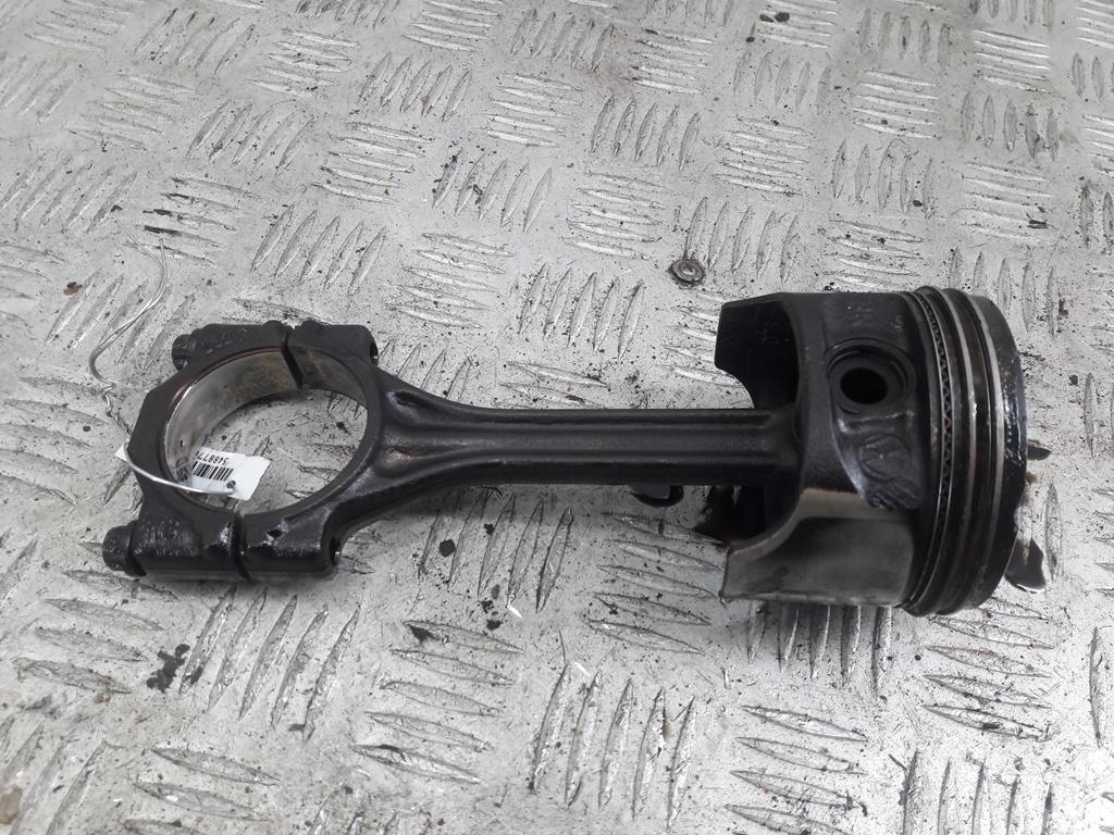 поршень Volkswagen Golf 4 поколение 1999, 1.4 л., бензин, МКПП, чёрный, хетчбэк 3 дв., AKQ - фото №1