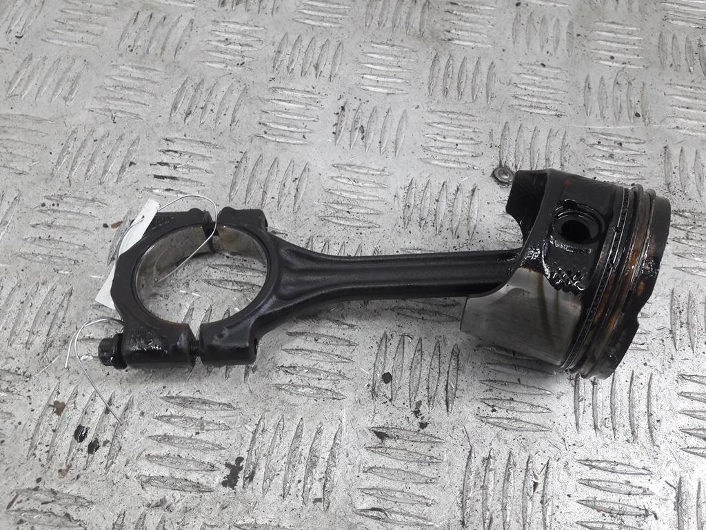 поршень Volkswagen Golf 4 поколение 1999, 1.4 л., бензин, МКПП, чёрный, хетчбэк 3 дв., AKQ - фото №1