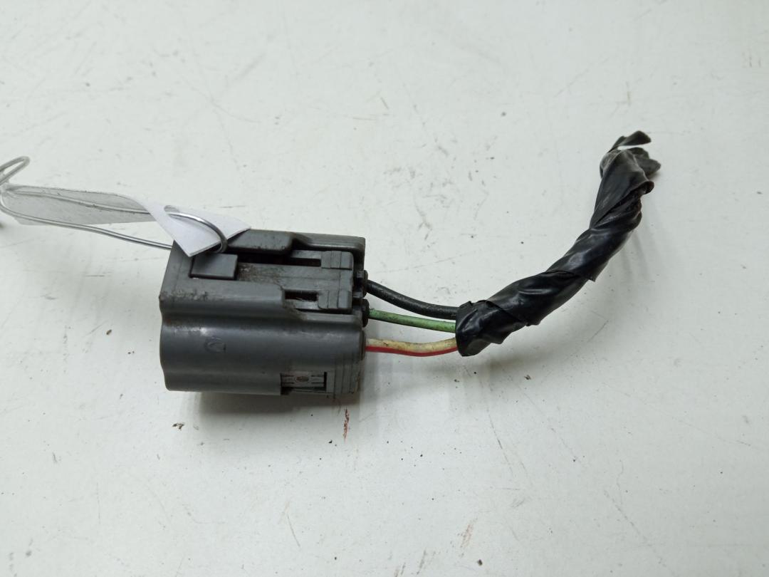 разъем (фишка) проводки Mazda 323 BJ 2003, 2.0 л., бензин, МКПП, серый, хетчбэк 5 дв.