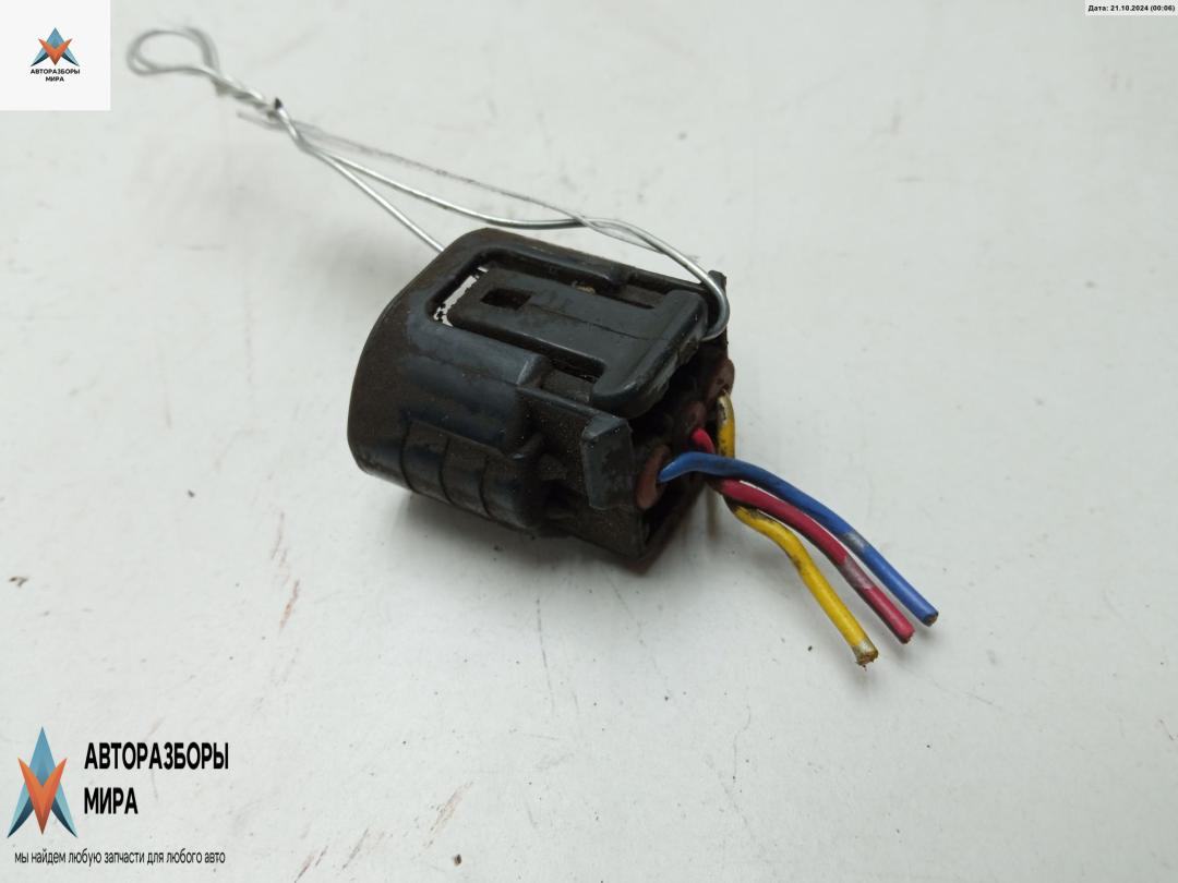 разъем (фишка) проводки Toyota Yaris Verso 2003, 1.3 л., бензин, МКПП, красный, минивэн - фото №1