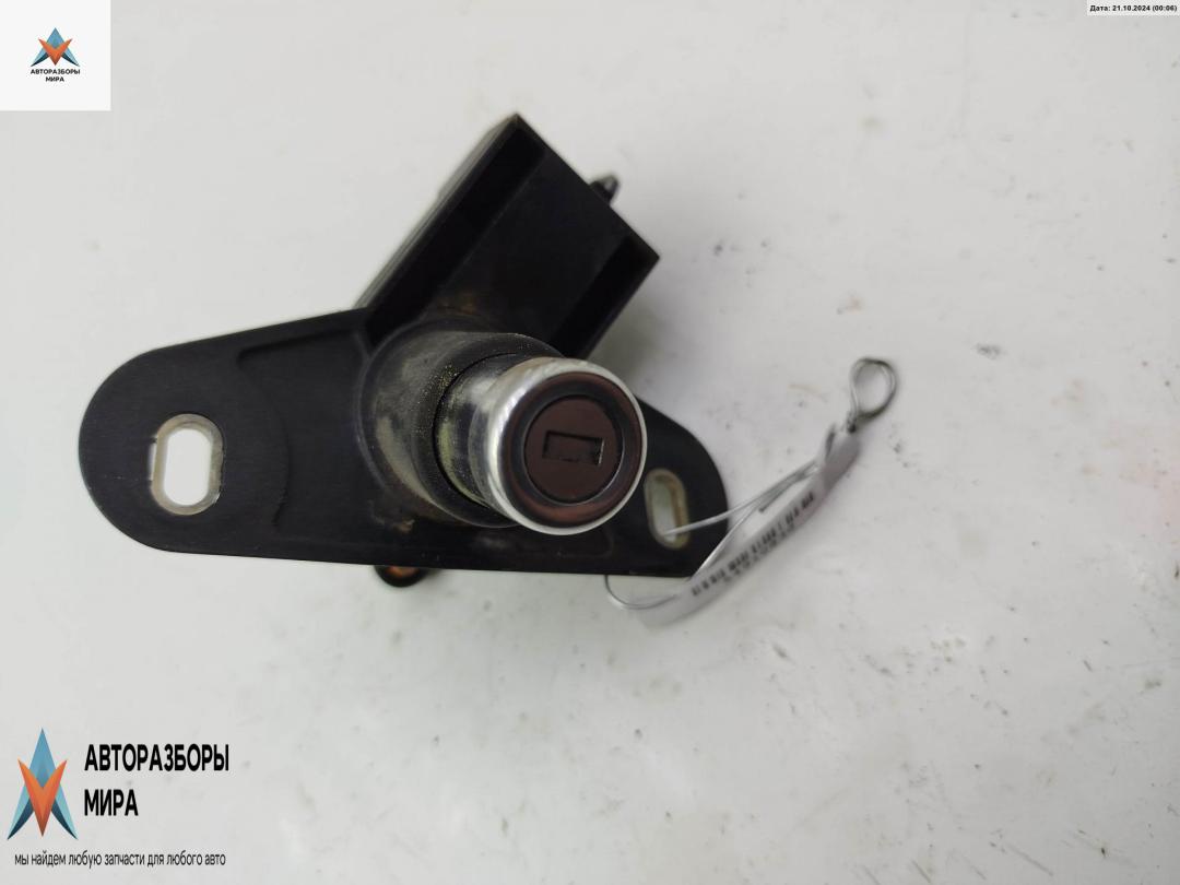 кнопка открытия багажника Opel Omega B 1996, 2.0 л., бензин, МКПП, серый, универсал, 105 - фото №1