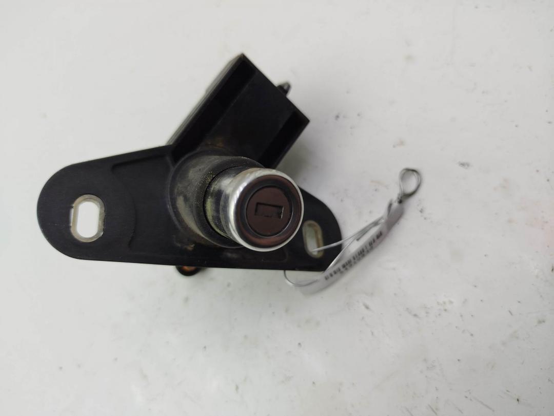 кнопка открытия багажника Opel Omega B 1996, 2.0 л., бензин, МКПП, серый, универсал, 105