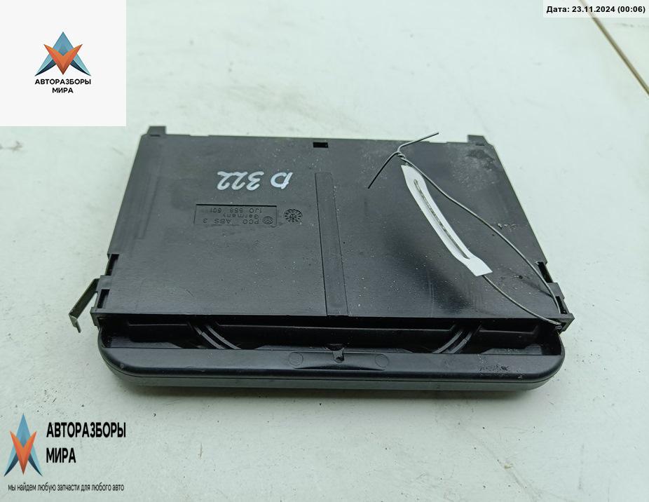 подстаканник Volkswagen Golf 4 поколение 1998, 1.4 л., бензин, МКПП, чёрный, хетчбэк 5 дв. - фото №1