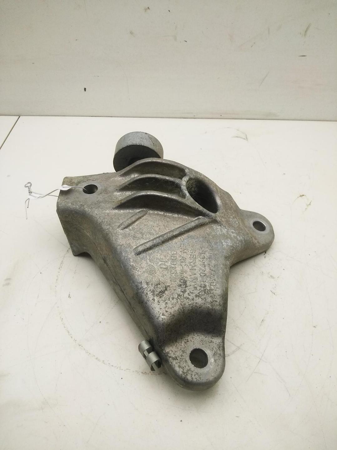 кронштейн двигателя BMW 7 F01/F02 2012, 3.0 л., гибрид, АКПП, серый, седан, 6777605