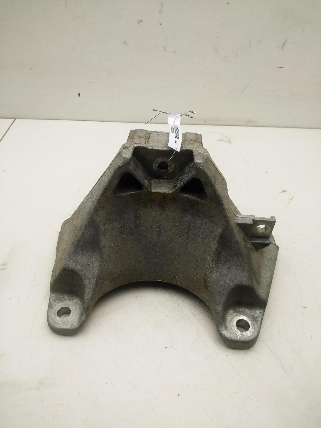 кронштейн КПП BMW 7 F01/F02 2012, 3.0 л., гибрид, АКПП, серый, седан, 6781229
