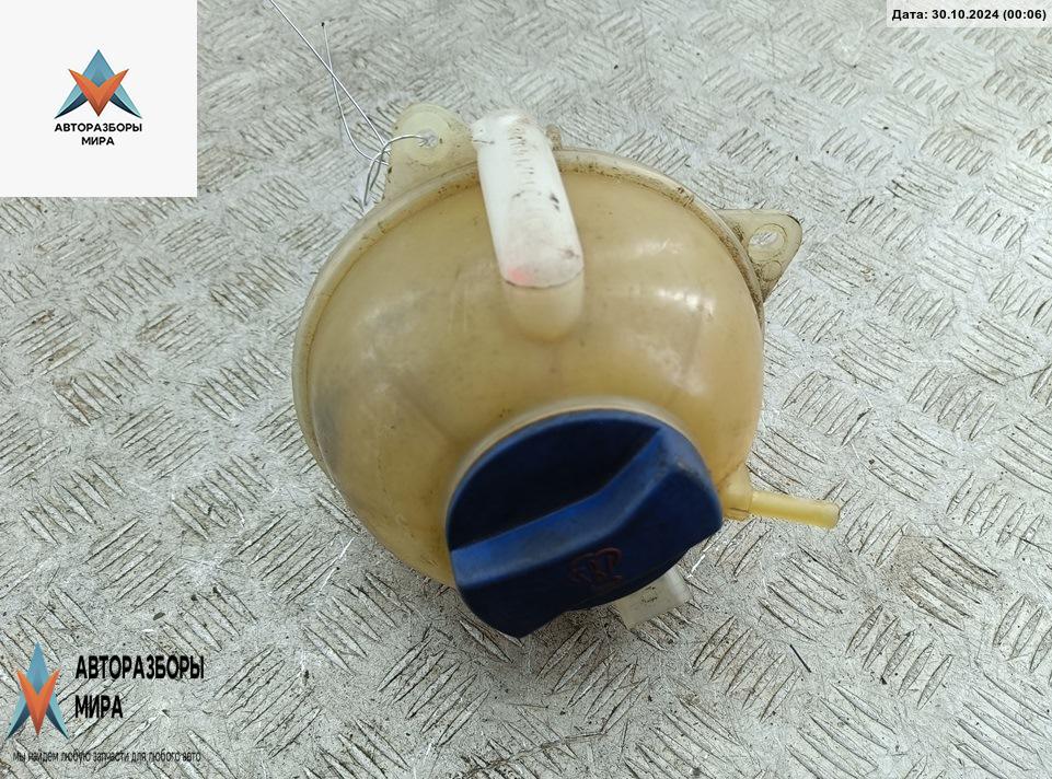 бачок расширительный Volkswagen Golf 4 поколение 1999, 1.4 л., бензин - фото №1