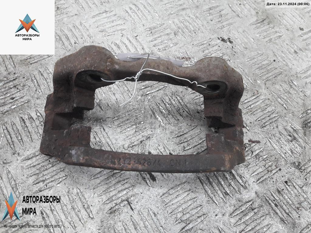 скоба суппорта Volkswagen Passat B4 1995, 1.6 л., бензин, МКПП, серый, универсал, 256D - фото №1