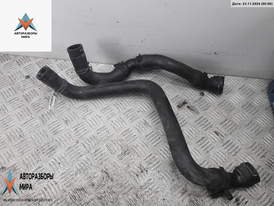 патрубок радиатора Volkswagen Golf 4 поколение 1999, 1.4 л., бензин, 1J0121049 - фото №1