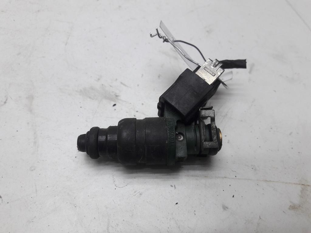 форсунка Volkswagen Bora 2000, 1.6 л., бензин, МКПП, чёрный, седан, 037906031AA