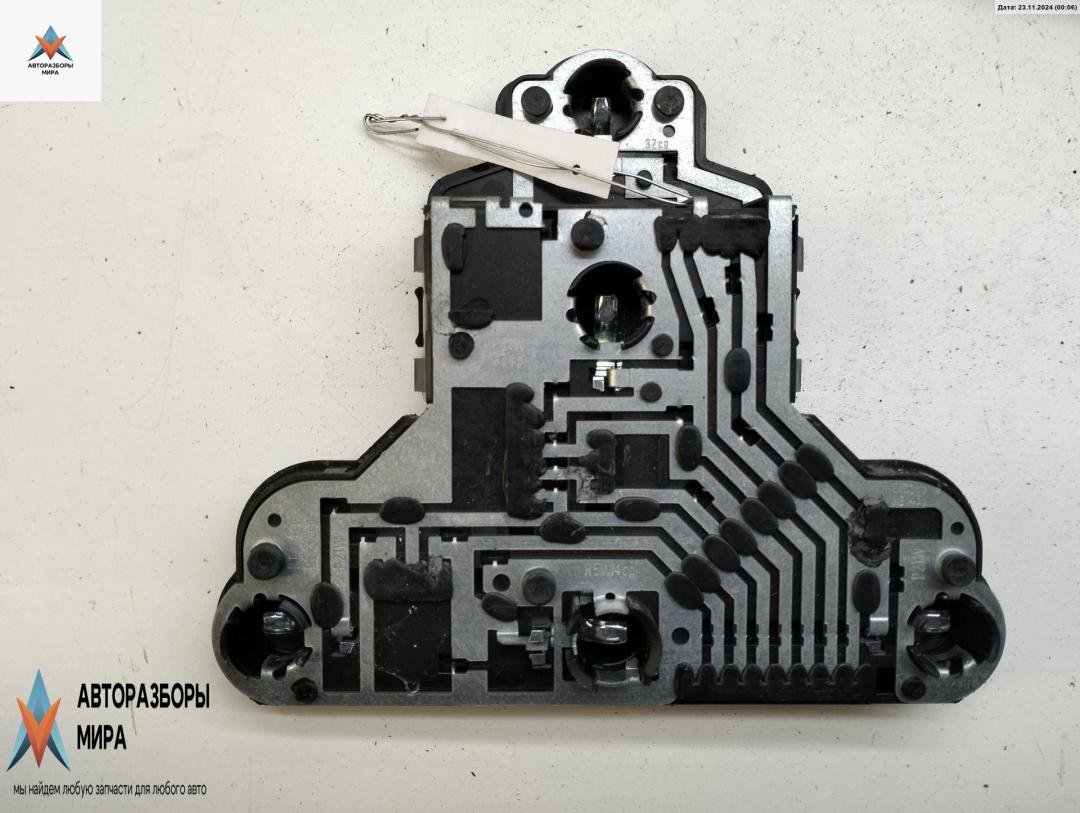 Плата фонаря заднего правого Volkswagen Golf 3 поколение 1993, 1.6 л., бензин, МКПП, красный, хетчбэк 3 дв., 1H6945257 - фото №1