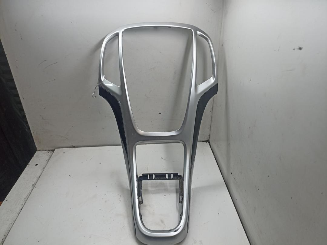 консоль салона (центральная часть) Opel Astra J 2011, 1.7 л., дизель, МКПП, серый, универсал, 13349237