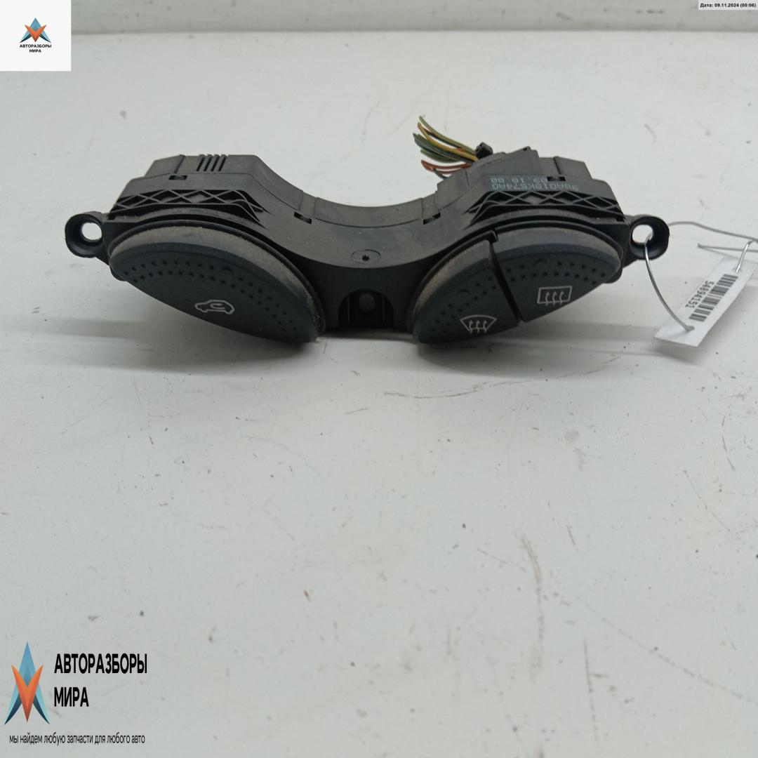 кнопка обогрева лобового стекла Ford Focus 1 поколение 2000, 2.0 л., бензин, МКПП, зелёный, универсал, 98AG18K574AG - фото №1