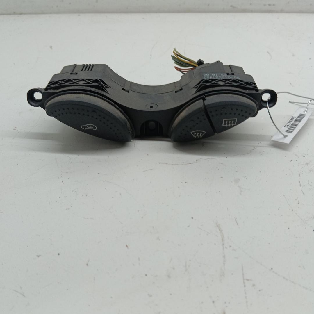 кнопка обогрева лобового стекла Ford Focus 1 поколение 2000, 2.0 л., бензин, МКПП, зелёный, универсал, 98AG18K574AG - фото №1