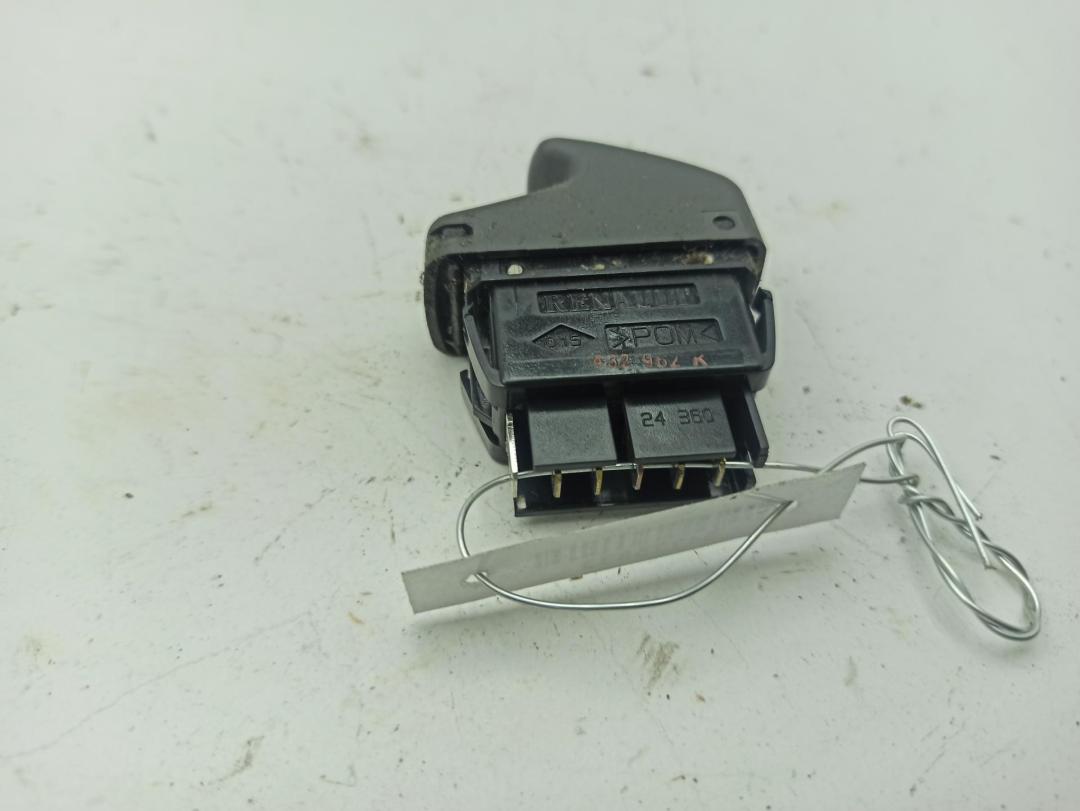 кнопка стеклоподъемника переднего правого Renault Scenic I 2001, 1.6 л., бензин, МКПП, серый, минивэн, 432962
