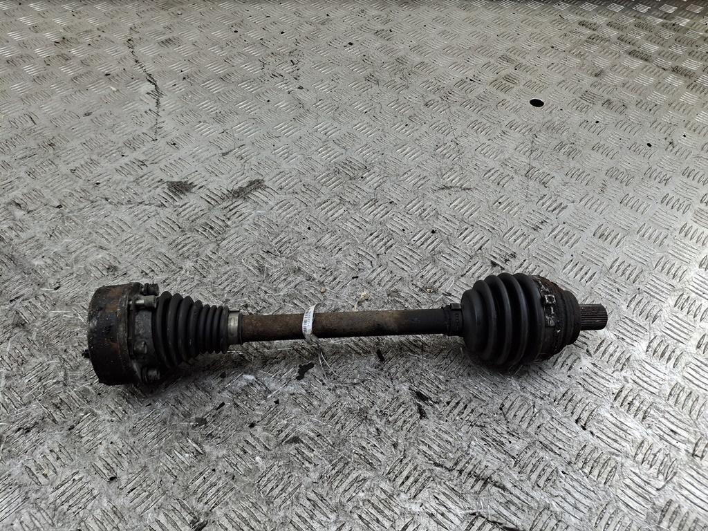 полуось передняя левая (приводной вал, ШРУС) Volkswagen Passat B6 2005, 2.0 л., бензин, МКПП, синий, универсал - фото №1
