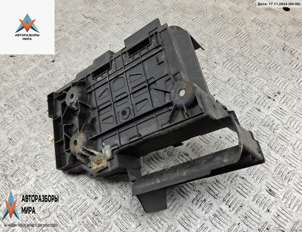 Кожух аккумулятора (короб АКБ) Renault Espace 4 поколение 2004, 2.0 л., бензин, МКПП, чёрный, минивэн, 8200208056 - фото №1