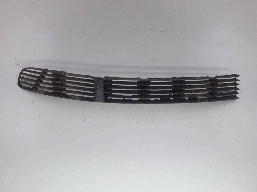 заглушка (решетка) в бампер Volkswagen Passat B5 1999, 1.9 л., дизель, МКПП, чёрный, универсал, 3B0853677B - фото №1