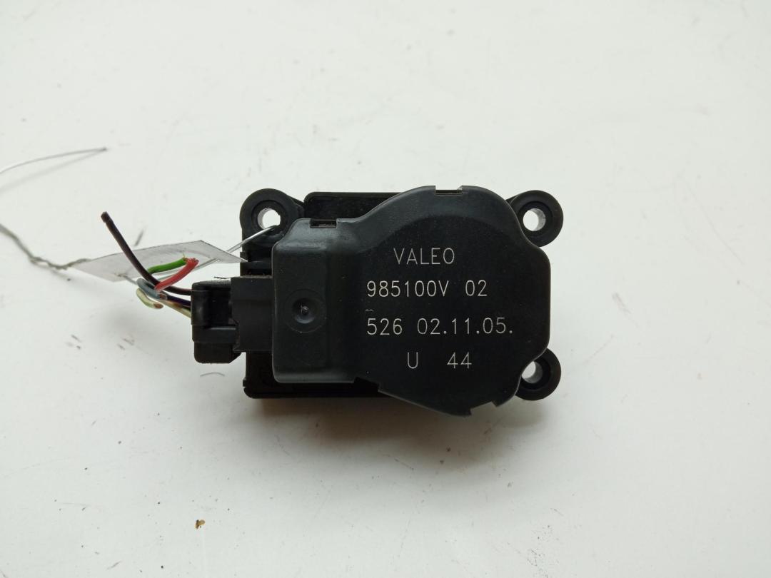 моторчик заслонки печки Fiat Croma 2 поколение 2006, 1.9 л., дизель, АКПП, серый, хетчбэк 5 дв., 985100V - фото №1