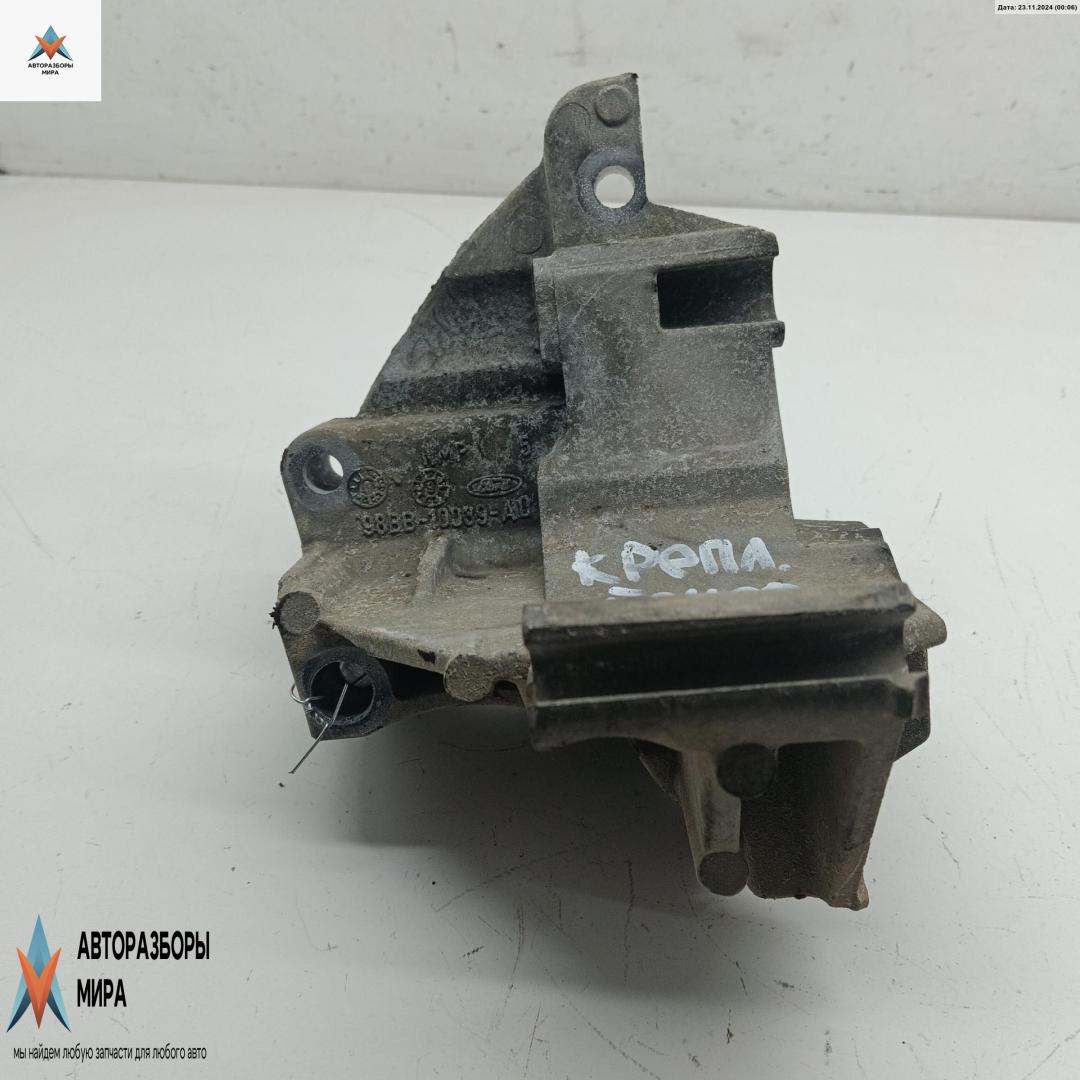 кронштейн генератора Ford Focus 1 поколение 2000, 2.0 л., бензин, МКПП, зелёный, универсал, 98BB10039AD - фото №1