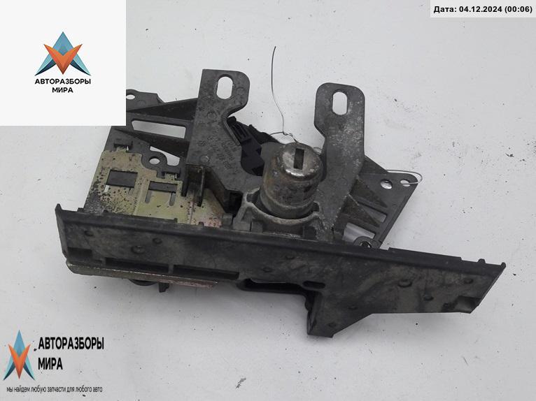 кнопка открытия багажника Volkswagen Passat B5 1998, 1.6 л., бензин, МКПП, красный, универсал - фото №1