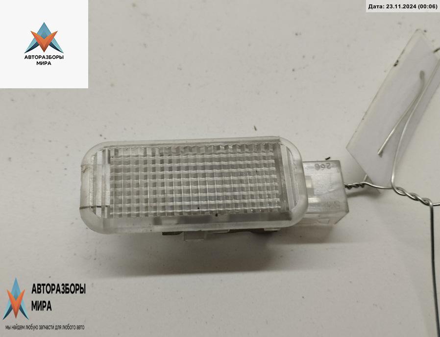 фонарь салона (плафон) Audi A6 4B/C5 2000, 2.5 л., дизель, АКПП, серый, седан, 4B0947415 - фото №1