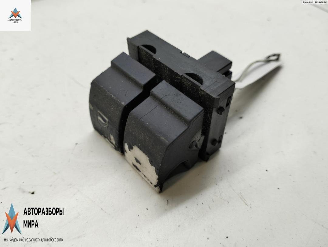 кнопка стеклоподъемника переднего левого Volkswagen Passat B6 2005, 2.0 л., бензин, МКПП, синий, универсал, 1K3959857 - фото №1
