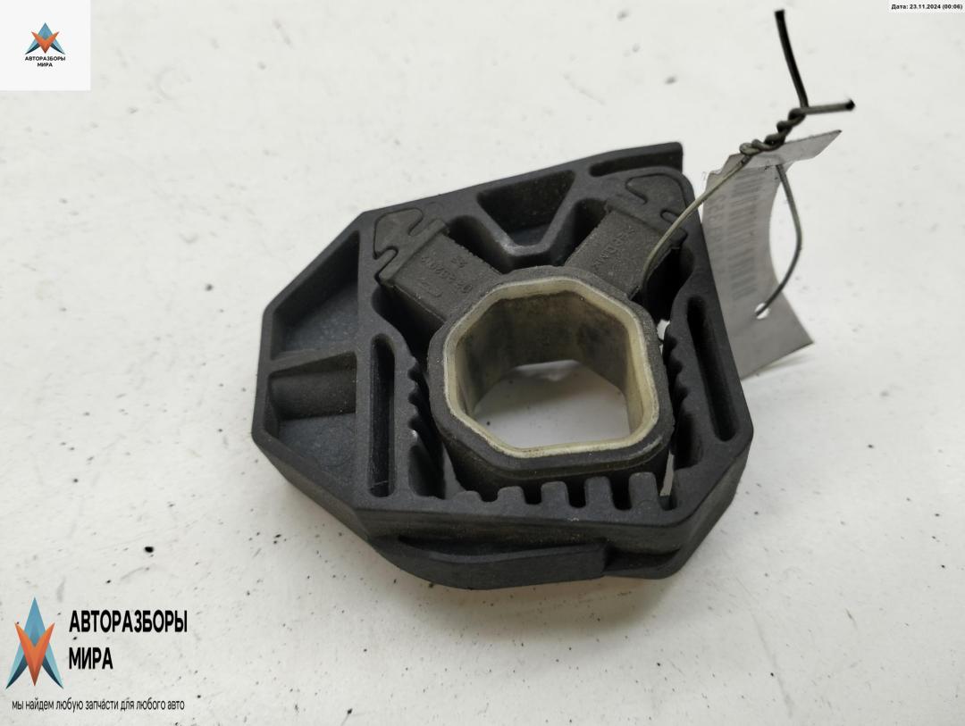 кронштейн радиатора Volkswagen Passat B6 2005, 2.0 л., бензин, МКПП, синий, универсал, 1K0121367D - фото №1