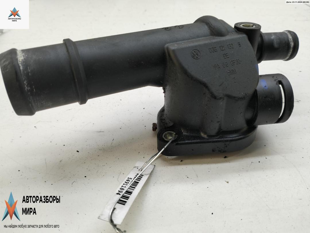 фланец (тройник) системы охлаждения Volkswagen Golf 5 поколение 2009, 1.9 л., дизель, МКПП, синий, универсал, 03G121132B - фото №1