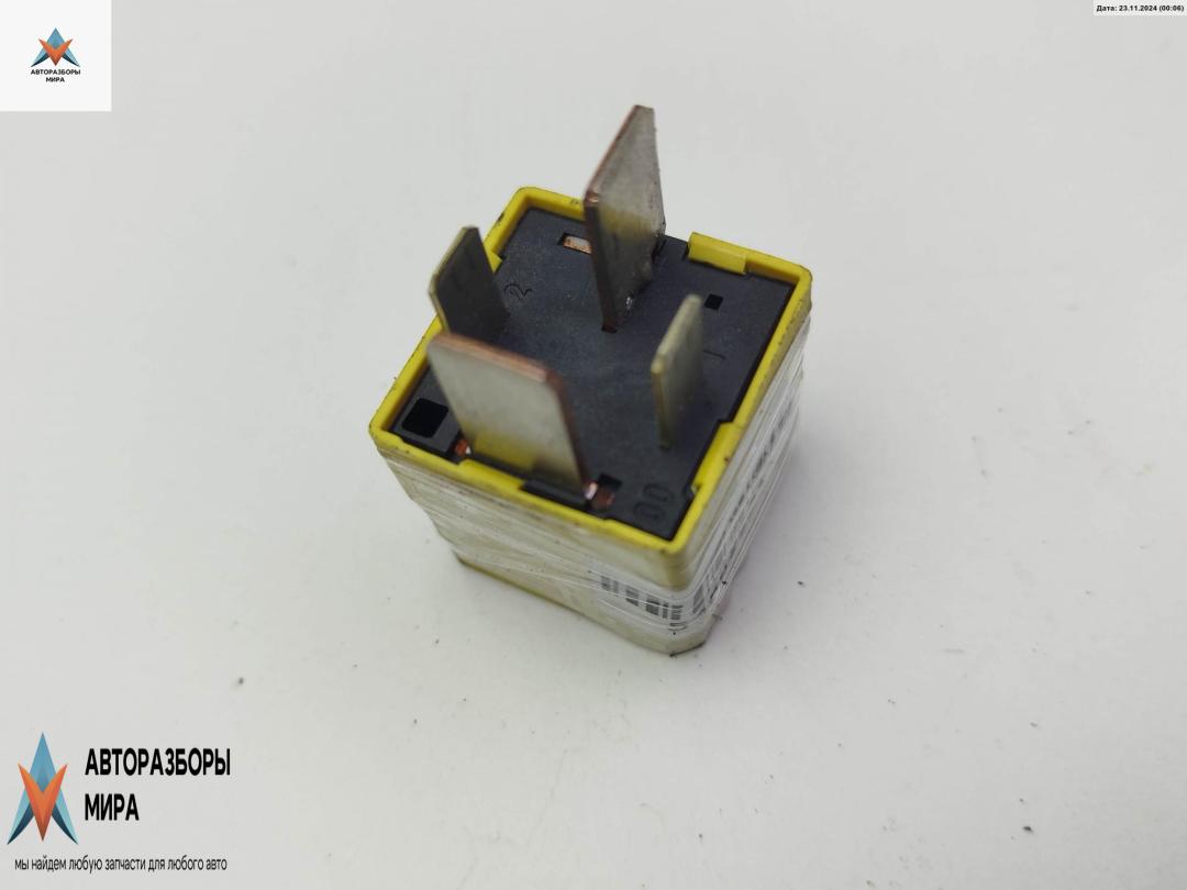 Реле втягивающее стартера Opel Zafira 2 поколение (B) 2006, 1.9 л., дизель, МКПП, чёрный, минивэн, 90226846 - фото №1