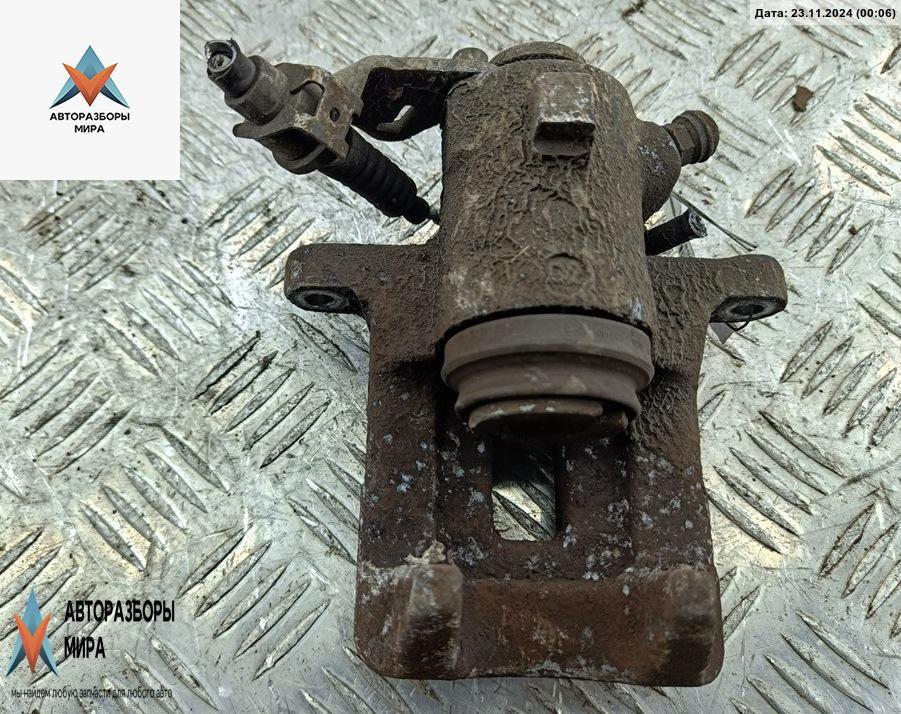 суппорт задний левый Volkswagen Golf 4 поколение 2002, 1.6 л., бензин, МКПП, чёрный, хетчбэк 5 дв. - фото №1