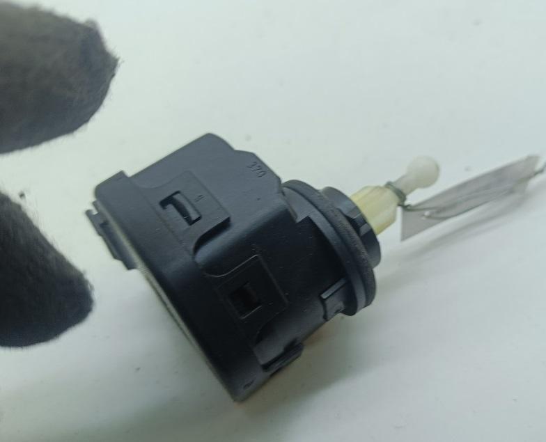 корректор фар Volkswagen Golf 4 поколение 2000, 1.9 л., дизель, МКПП, синий, универсал, 1J0941295C - фото №1