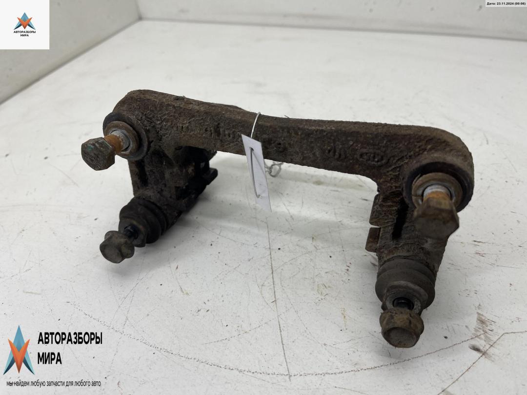 скоба суппорта Kia Carnival VQ 2007, 2.9 л., дизель, МКПП, чёрный, минивэн - фото №1