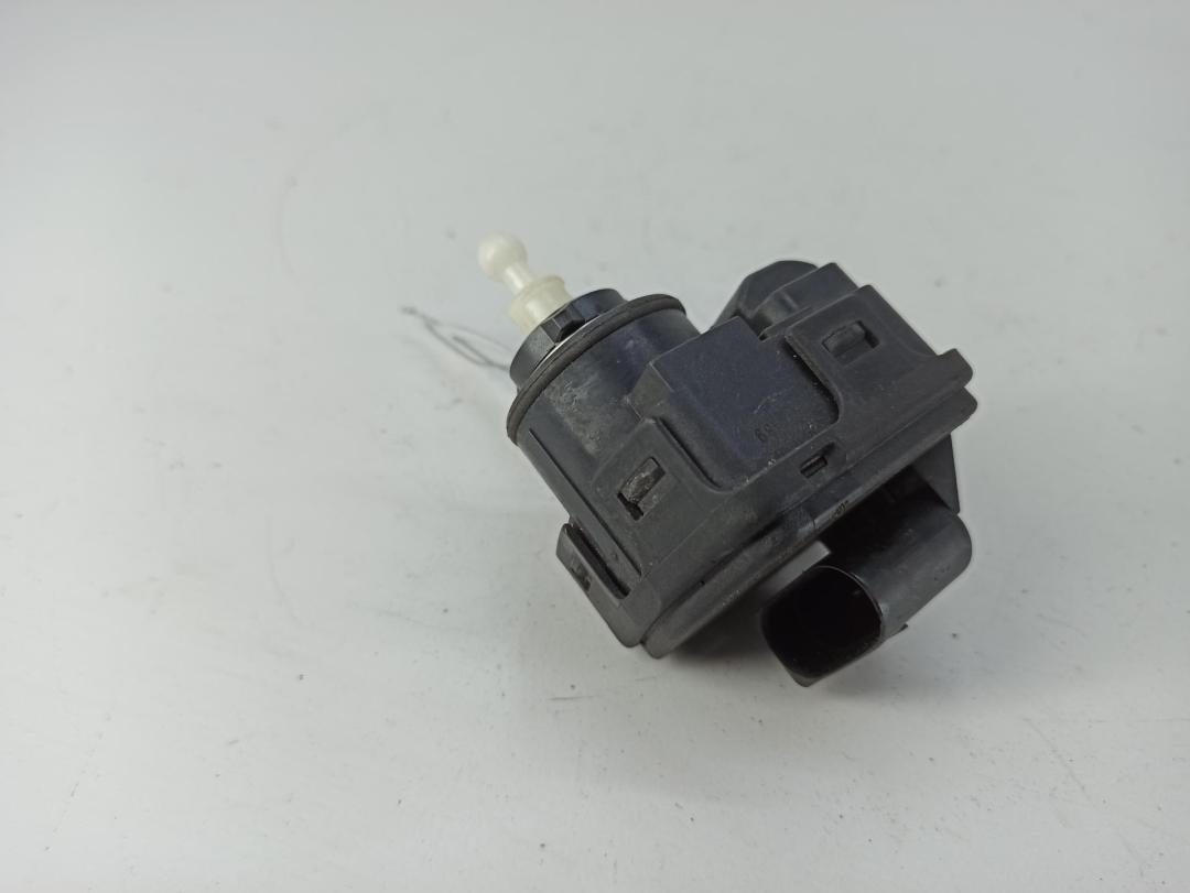 корректор фар Audi A3 8L 1999, 1.8 л., бензин, МКПП, синий, хетчбэк 5 дв., 8L0241295 - фото №1